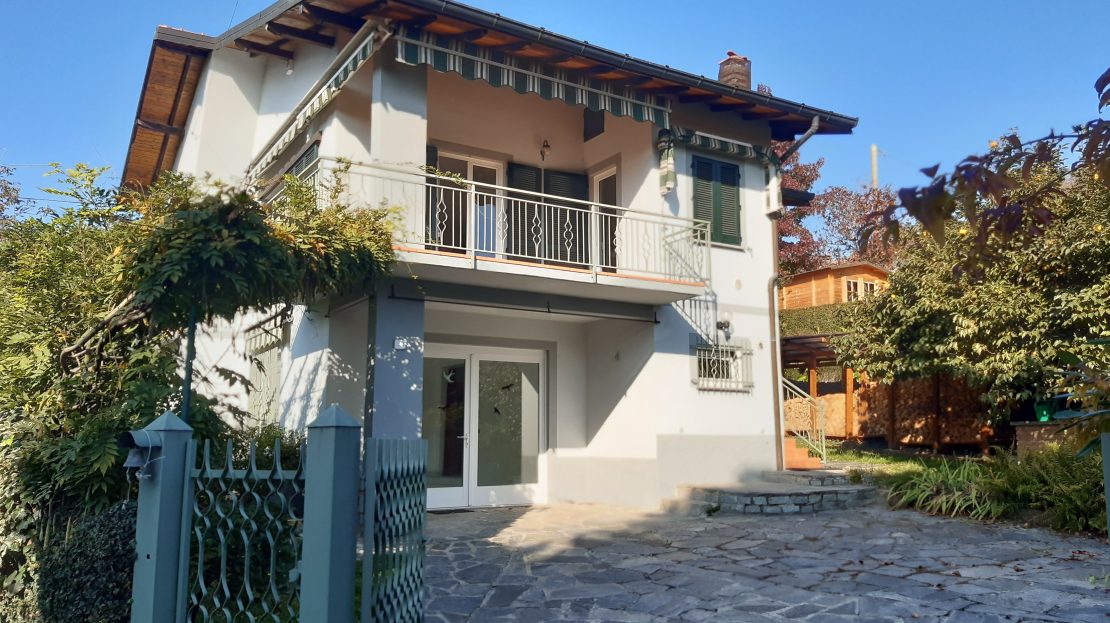 villa leggiuno con giardino